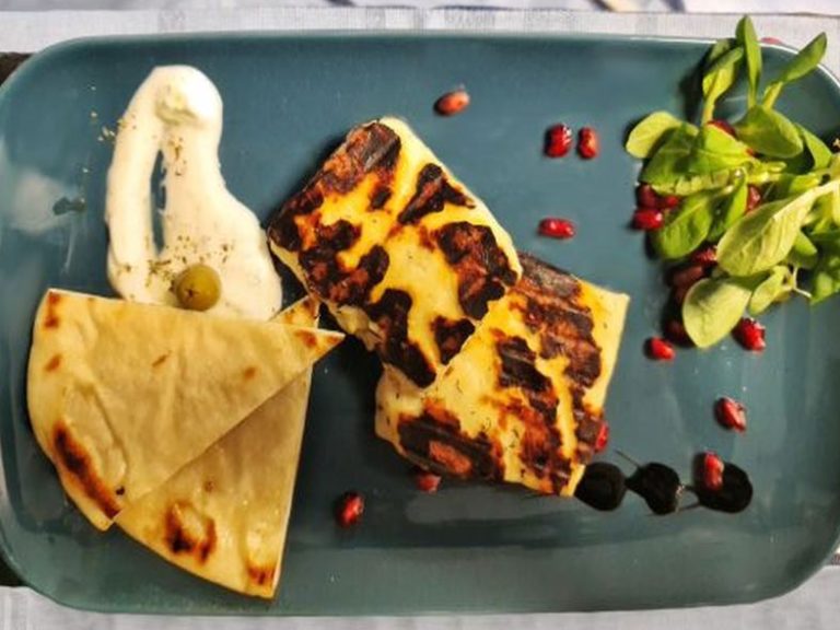 Ser halloumi z grilla w menu przystawki restauracji greckiej