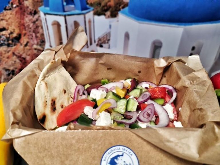 Greek Box Horiatiki na wynos w restauracji Greckiej