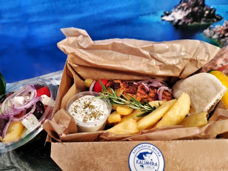 Greek box souvlaki z frytkami w restauracji greckiej w Gliwicach